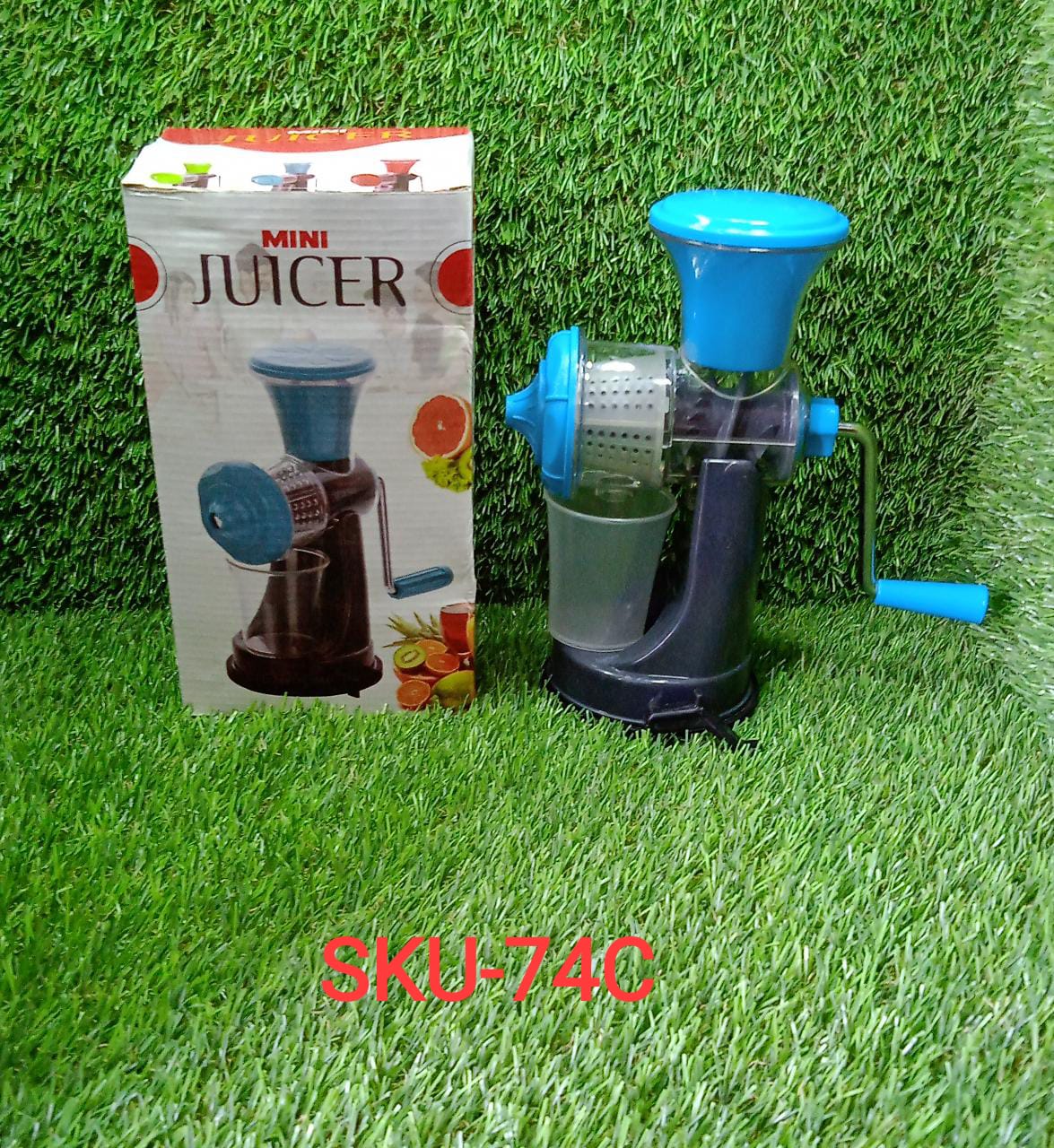 Compact and portable juicer for fruits and vegetables Compact and portable juicer for fruits and vegetables